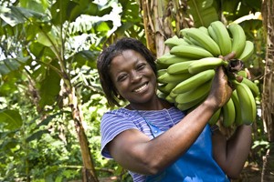 Mujer cargando plátanos